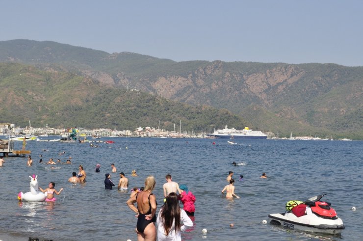 Yabancı turistlerle Marmaris plajları doldu