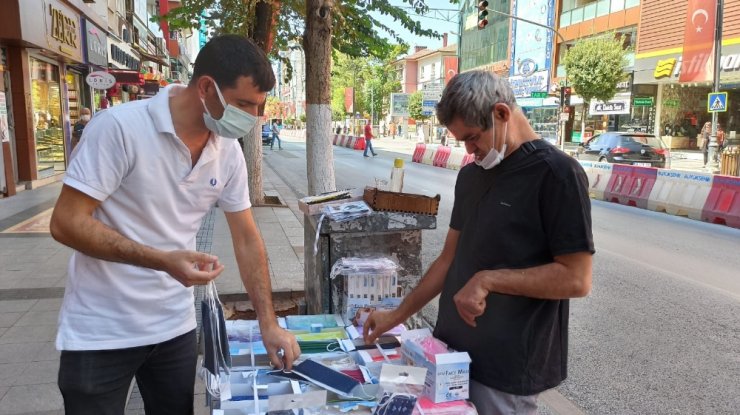 Tıp fakültesini kazanan kızını okutmak için maske satıyor