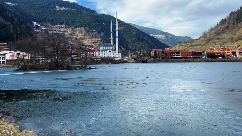 Dünyaca ünlü Uzungöl’ün büyük bölümü buz tuttu