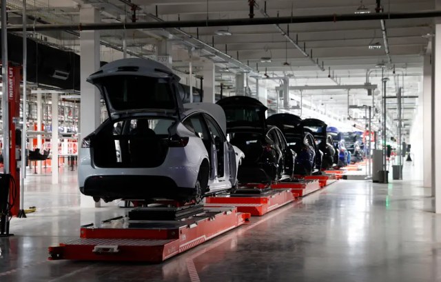 tesla-fabrikasinda-arizali-robot-muhendise-16668213-9483-m.jpg