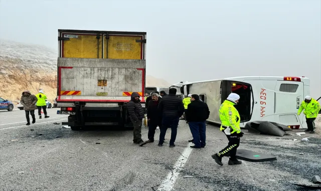 guncelleme-malatya-da-yolcu-otobusunun-devrilmesi-sonucu-4-kisi-oldu-36-kisi-yaralandi.webp